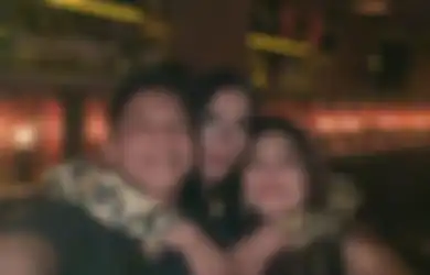 Pesta Ultah BCL Jadi Momen Foto Mesra Ariel NOAH Bareng Luna Maya, Sang Vokalis Asyik Rekam Tidur Seranjang Model Cantik Ini