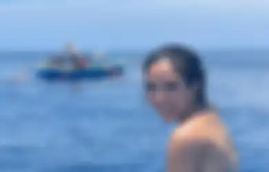 Gisel Umbar Foto Punggung Terbuka di Tengah Laut, Netizen Syok: Puasaku Batal Nggak Ya?