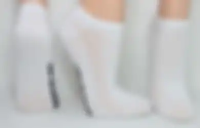 Aneka Tips Harian, Biar Gak Boros Beli Baru, Coba Mulai Sekarang Rendam Kaos Kaki Dekil Pakai Bahan Ini, Sekali Kucek Ternyata Bisa Bersih Lagi