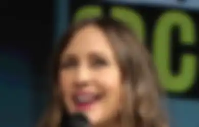 Sadis! Aktris Conjuring Vera Farmiga Cover 'The Trooper' Iron Maiden