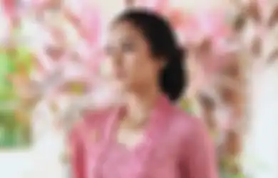 Ayu Banget! Penampilan Manis dan Elegan Maudy Ayunda Pakai Kebaya Pink