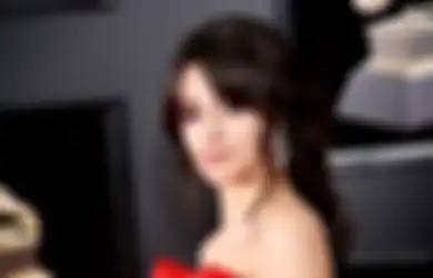 Camila Cabello Bersenang-senang di Pantai Bareng Cowok Misterius, Pengganti Shawn Mendes?