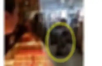 VIRAL Merengek Minta Baju Tapi Tak Digubris Pacar, Wanita Ini Nekat Adu Jotos dengan Sang Kekasih di Muka Umum, Endingnya Justru di Luar Dugaan
