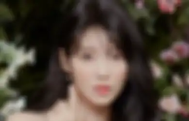 IU Beri Bocoran Comeback The Golden Hour, Tampil Feminin di Teaser