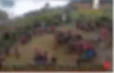 Berdiri di Tengah-tengah Remaja yang Dibekali Tombak dan Anak Panah, Viral Aksi Pentolan KKB Undius Kogoya Serukan Hal Ini Saat Latih Perang Pemuda