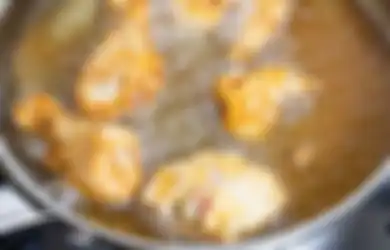 Ternyata ini Rahasia Pedagang Gorengan Setiap Kali Minyak Goreng Menghitam, Ternyata Pakai Cara ini Agar Tetap Jernih Lagi