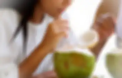 Tak Hanya Hilangkan Haus Saat Panas Terik, Kamu Bisa Konsumsi Air Kelapa di Malam Hari dan Rasakan Khasiatnya Menakjubkan