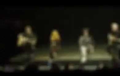 Billie Eilish Bawain 'Misery Business' Bareng Hayley Williams Di Panggung Coachella 2022