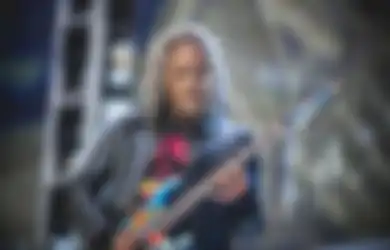 Kayak Srimulat! Kirk Hammett Jatuh Pas ‘Merusak’ Solo Nothing Else Matters!