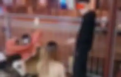 VIRAL, Bodomat Jadi Tontonan, Wanita Ini Nekat Berlulut di Tengah Jalan Sambil Nangis Sesenggukan Minta Ampun pada Pacar, Respon Kekasih di Luar Dugaan
