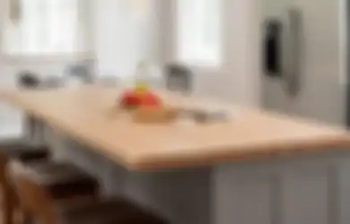 Countertop Kitchen Island Berbahan Kayu Tak Kalah Cantik dengan Yang Batuan Lho!
