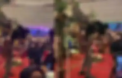 Usianya Tak Lagi Muda, Penyanyi Ini Buat Penonton Terenyuh Tampil di Atas Panggung dengan Kondisi Membungkuk