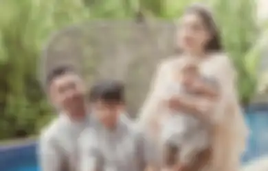 Penampilan Nagita Slavina Saat Ziarah ke Makam Ayah Mertua Sukses Jadi Sorotan, Istri Raffi Ahmad Kepergok Pakai Sepatu Kaca yang Harganya Bikin Nangis Warganet: Uang Kontrakan Aing Setahun!