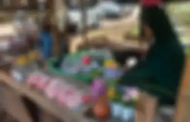 Dagangannya Laku Keras selama Libur Idul Fitri, Pedagang Bunga Tabur di TPU Ini Ungkap Omzetnya Naik Drastis: Ada 50 Persen