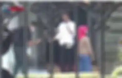Detik-detik Paspampres Jatuhkan HP Jokowi Terekam Kamera, Reaksi Presiden Joko Widodo dan Iriana Disorot, Netizen: Jantung Aman?