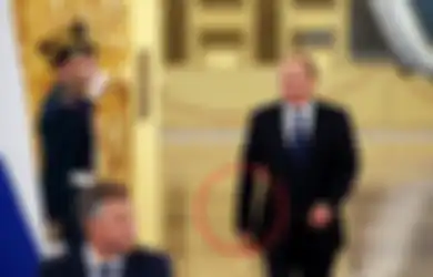Misteri di Balik Cara Berjalan Vladimir Putin, Kelainan atau Tanda Kediktatoran?