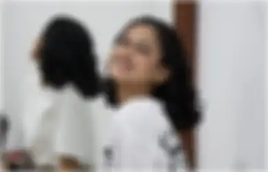 7 Inspirasi Gaya Kasual Pakai Kaos Putih dari Asila Maisa. Modis Abis!