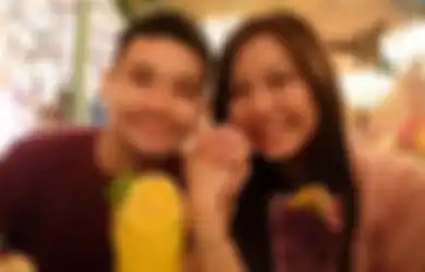 Tingkah Sisca Kohl Saat Dirinya Bagi-bagi Uang untuk Anak-anak Jadi Sorotan, Netizen Beri Pujian Selangit: Suka Berbagi...