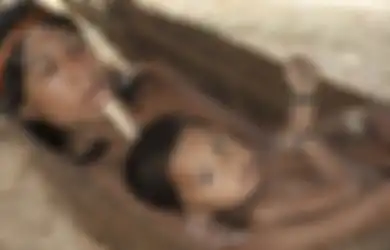 Boleh Punya Lebih dari Satu Pasangan, Inilah Tradisi Suku Zo’e di Amazon yang Lakukan Poligami dan Tindik Bibir Bawah, Tinggal di Gubuk Jerami Persegi Panjang dengan Beberapa Keluarga Tinggal Bersama