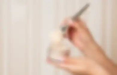 Make Up Sering Cakey atau Crack? Ternyata Ini 5 Kesalahan Saat Pakai Bedak Tabur, Hindari Mulai Sekarang Demi Hasil Flawless!