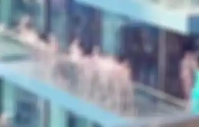 Negara Persekutuan Arab Gempar, 15 Gadis Tanpa Busana Asyik Berjoget Ria di Balkon Gedung Pencakar Langit, Auto Jadi Tontonan Warga Nih!