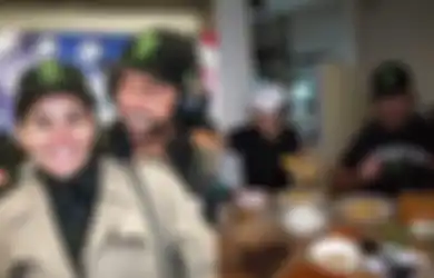 Datang Jauh-jauh dari Amerika Serikat, John Hopkins Malah Disuguhi Makanan dengan Wadah Seperti Ini oleh Nikita Mirzani hingga Buat Netizen Murka: Nggak Etis!