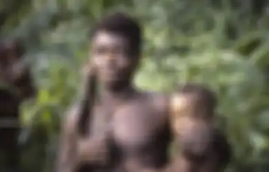 ‘Ayah Terbaik di Dunia’, Hampir Sepanjang Hari Peluk dan Ciumi Anak Mereka Bahkan ‘Menyusui’ Bayinya, Inilah Pria Suku Bayaka di Hutan Tropis Hangat di Afrika Tengah