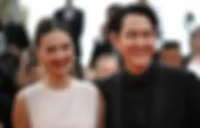 Momen Raline Shah Akrab dengan Lee Jung Jae di Red Carpet Cannes Film Festival
