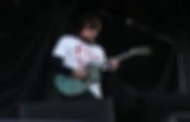 Frank Iero Beri Penghormatan Untuk Korban Penembakan Texas di Konser MCR