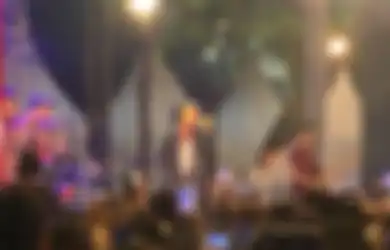 Matanya Tampak Khawatir hingga Beri Isyarat ke Pengiring Musiknya untuk Berhenti, Perlakuan Rizky Febian ke Penonton Pingsan Ini Banjir Pujian: Sepeduli Itu sama Fansnya