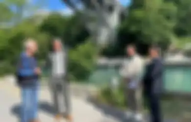 Kepalanya Tertunduk dalam Pelukan seorang Pria Bule, Ridwan Kamil Ucapkan Terimakasih pada Warga yang Selamatkan Putrinya