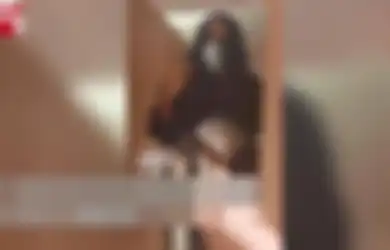 Dengar Suara Misterius dari Bilik Toilet Wanita, Petugas Kebersihan Nekat Dobrak Pintu, Syok Bukan Main Usai Lihat Sosok Tak Disangka-sangka Ini!