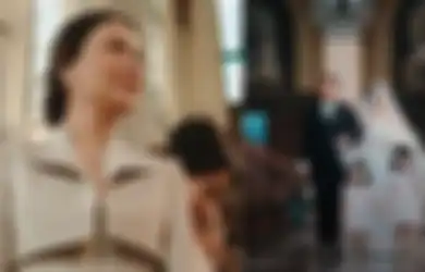 Penuh Keharuan! Momen Saat Indra Lesmana Antarkan Eva Celia Menuju Altar Jadi Sorotan, Anak Sophia Latjuba: Dikelilingi Orang Penting yang Sangat Kami Cintai