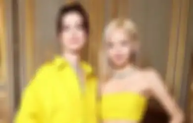 Lisa BLACKPINK Hadiri Bvlgari High Jewelry Show Bersama Anne Hathaway