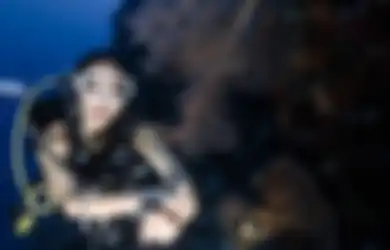 Janji Ingin Datang Lagi, Gisel Unggah Foto Diving Sembari Pamer Barang Jualan
