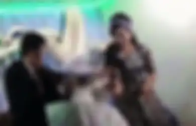 Bikin Semua Tamu Undangan Melongo, Viral Pengantin Pria Pukul Mempelai Wanita di Atas Pelaminan Gegara Alasan Sepele, Suasana Langsung Berubah Mengharu Biru!
