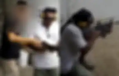 Langit Bumi dengan Anggota KKB Papua yang Bertaruh Nyawa Demi Secuil Amunisi, Petingginya Santai Pamer Latihan Tembak dengan Senapan Canggih Pakai Instruktur di Luar Negeri, Begini Videonya