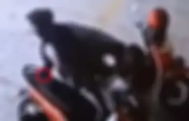 Clingak-Clinguk Saat Hendak Keluarkan Motornya di Parkiran, Wanita Ini Lakukan Aksi Tak Terduga, Netizen: Astaga Mbak, di Shopee Banyak yang Murah!