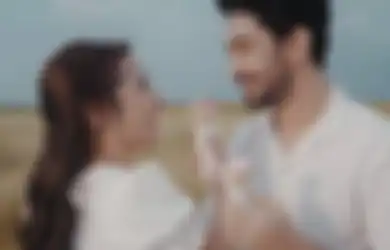 Dear Love: 6 Momen Ciuman Mesra Prilly Latuconsina dan Reza Rahardian