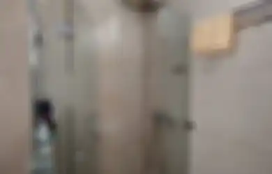 6 Tips Menjaga Pintu Kaca Area Shower Tetap Bersih, Dijamin Noda dan Kotoran Lain Langsung Lenyap