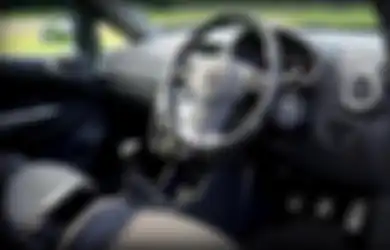 Nggak Cuma Motor, Nyetir Mobil Pake Sendal Jepit Juga Nggak Dianjurkan