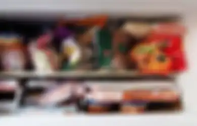 Perhatian, Saat Siram Bunga Es dengan Air Panas Jangan Lupakan Hal Ini, Freezer Kulkas yang Bau Amis Jadi Bersih Kembali!