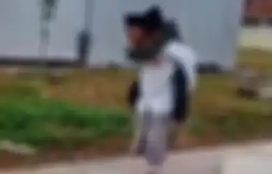 Anaknya Khatam Menghafal Al Quran, Aksi Bapak di Pinggir Jalan Ini Bikin Netizen Terkesima: Biar Impas ya Allah