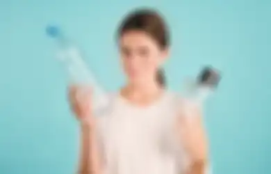 Aneka Tips Harian, Jangan Langsung Dibuang, Botol Plastik yang Kotor dan Bau Ternyata Bisa Langsung Kinclong Hanya dengan 2 Bahan Dapur Ini