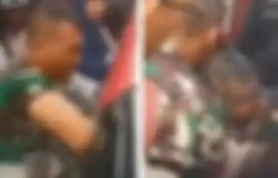 Viral! Detik-detik Aksi Heroik Prajurit TNI Pecahkan Kaca Mobil dengan Tangan Tangan Kosong Demi Selamatkan Balita yang Terjebak, Korban Ternyata Anaknya Sendiri