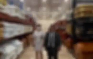 Unggah Video saat Dikelilingi Puluhan Peti Mati, Hotman Paris Mendadak Singgung soal Firasat Kematian dan Umur Hidupnya di Dunia: Kita Berdoa Sama Tuhan