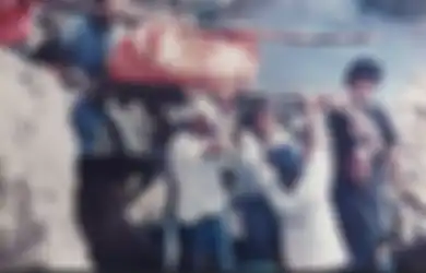 Bikin Pangling, Foto Jadul Ganjar Pranowo Ikut Gotong Jenazah Sahabatnya di Parangtritis Beredar, Dikira Mus Mujiono