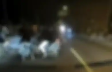 Seenak Jidat Berjejer di Tengah Jalan, Gerombolan Pemotor Lontarkan Makian Saat Pengendara Mobil Lakukan Hal Ini, Suara Benda Menghantam Terdengar Kemudian
