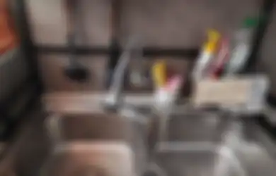 Aneka Tips Harian, Kepala Pening Lihat Wastafel Penuh Noda dan Goresan, Begini Cara Bersihkan Bak Cuci Piring Stainless Steel agar Seperti Baru Lagi