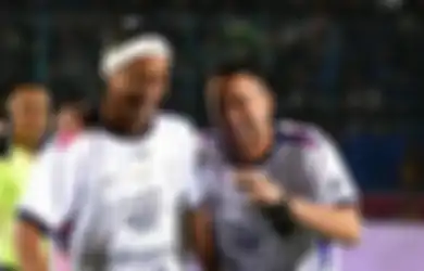 Sempat Panik Lantaran Lidahnya Kepedesan Saat Makan Jajanan Pinggir Jalan Indonesia, Ronaldinho Sukses Bikin Ngakak Nagita Slavina Ketika Minta Nambah Telur Gulung